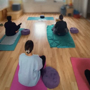 Der helle Kursraum für Hatha Yoga in der Praxis für Ergotherapie Steffen Lutz in Villingen-Schwenningen.