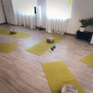 Der für Senioren-Yoga auf dem Stuhl und sanftes Hatha Yoga vorbereitete Praxisraum in Trossingen.