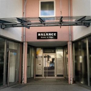 Eingangsbereich der Physiotherapiepraxis Soja Denzel in der Hauptstraße in Trossingen für die Yoga-Kurse.